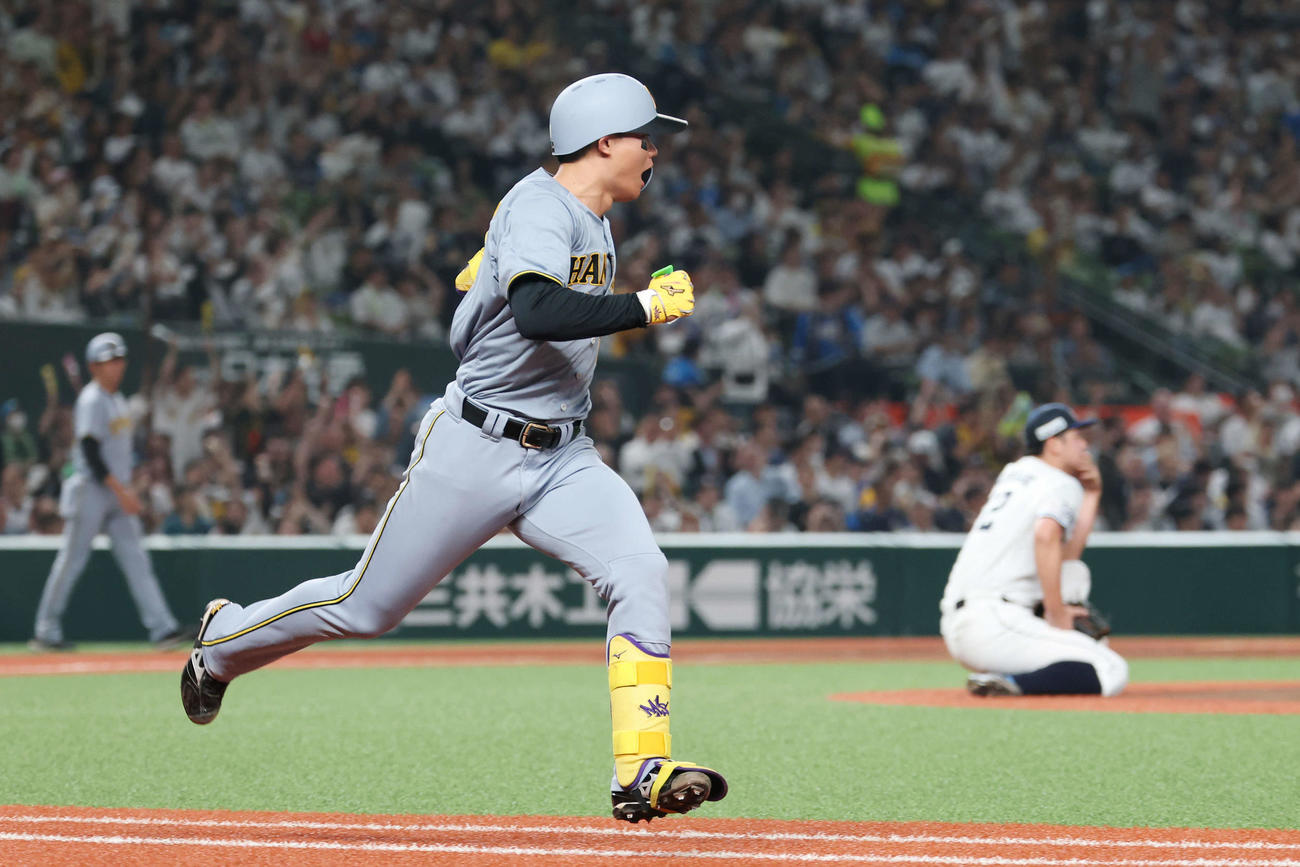 西武対阪神　6回表阪神2死三塁、中前適時打を放つ森下。後方右は先発渡辺（撮影・宮地輝）
