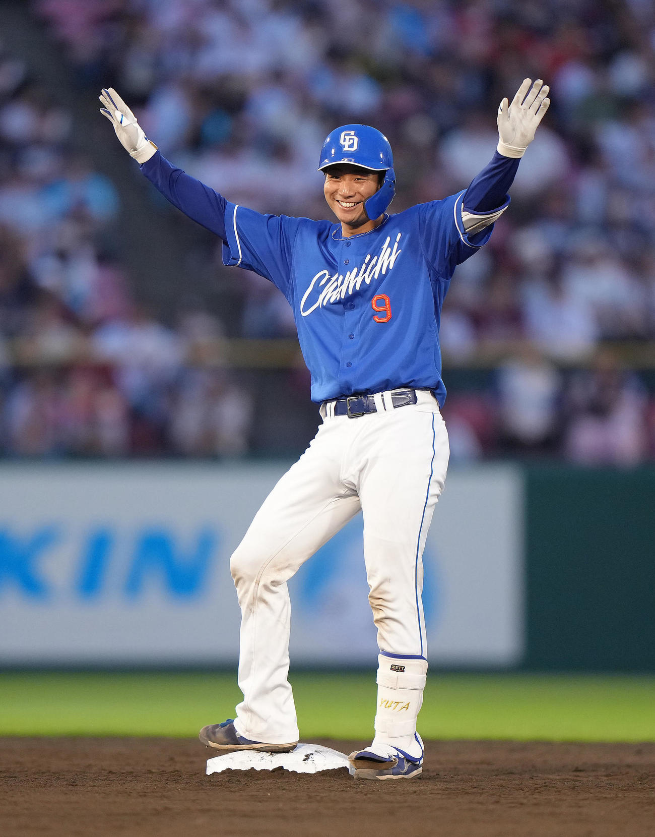 楽天対中日　3回表中日2死一塁、石伊は適時二塁打を放ち笑顔でポーズ（撮影・足立雅史）