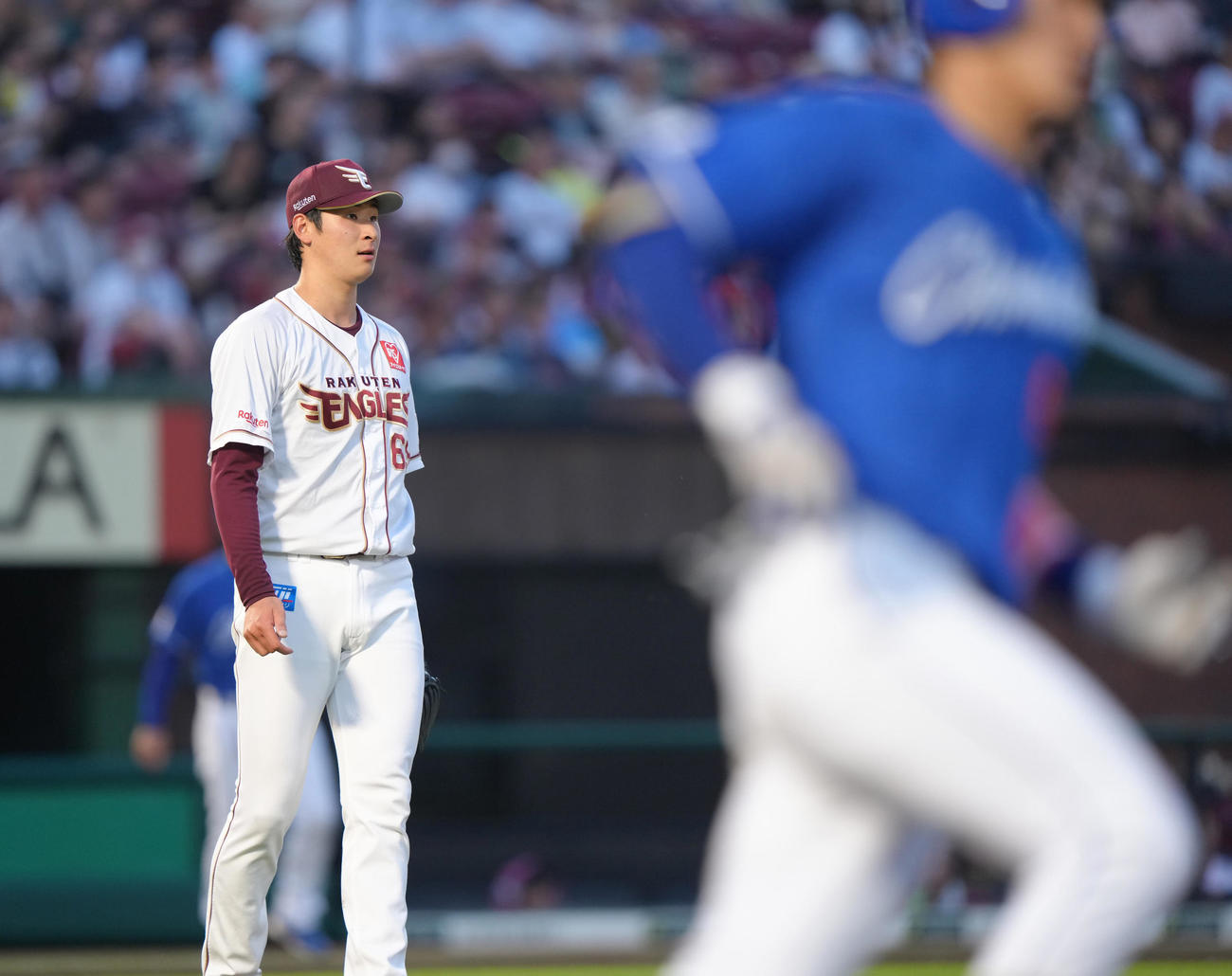 楽天対中日　3回表中日無死、上林（手前）に右越え本塁打を浴びた内（撮影・足立雅史）