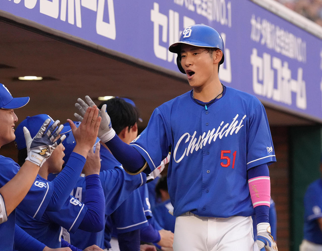 楽天対中日　3回表中日無死、上林は右越え本塁打を放ちタッチを交わす（撮影・足立雅史）