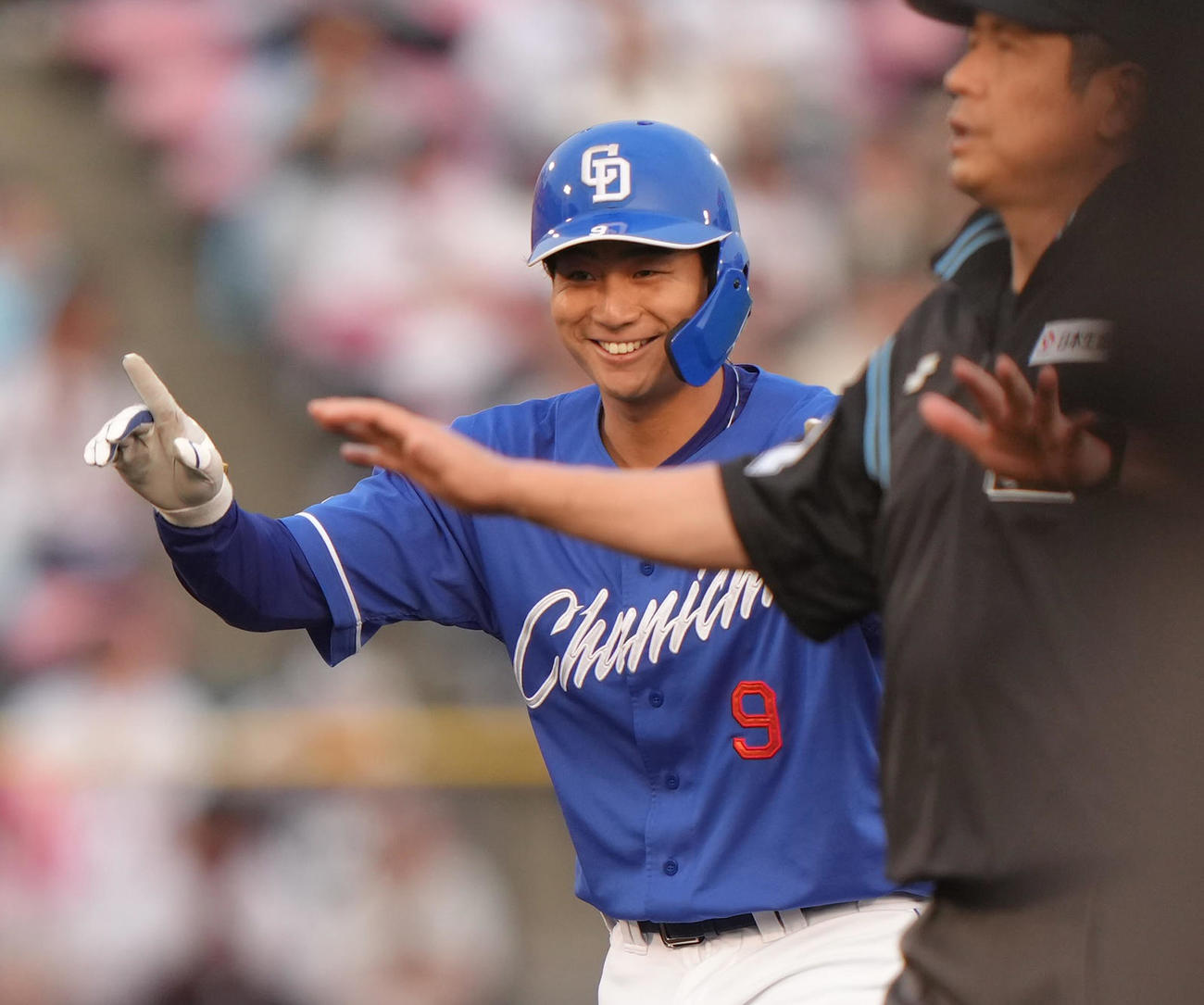 楽天対中日　2回表中日2死、石伊は左二塁打を放ち笑顔（撮影・足立雅史）