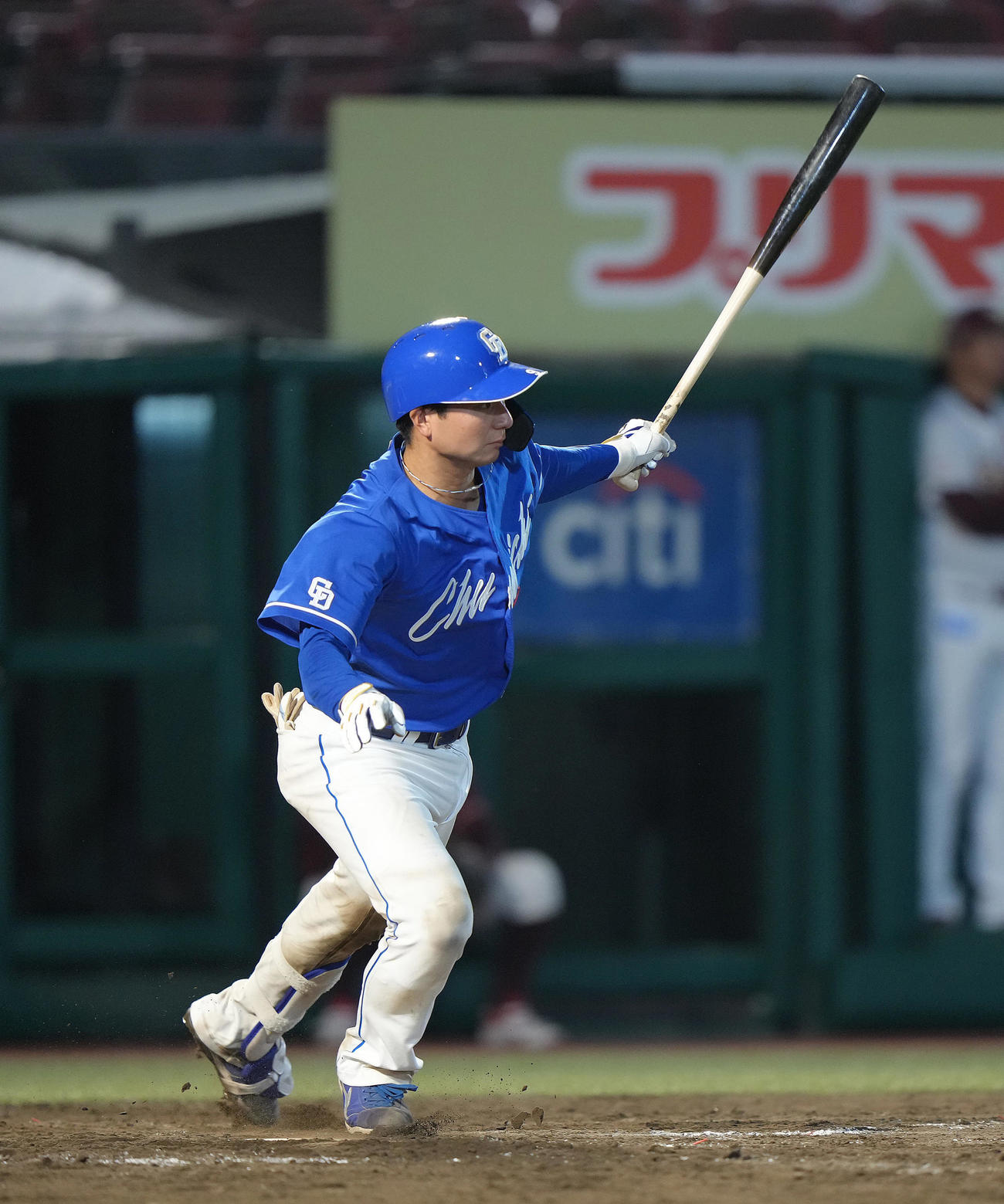 楽天対中日　9回表中日1死、石伊はこの日5安打となる中越え二塁打を放つ（撮影・足立雅史）
