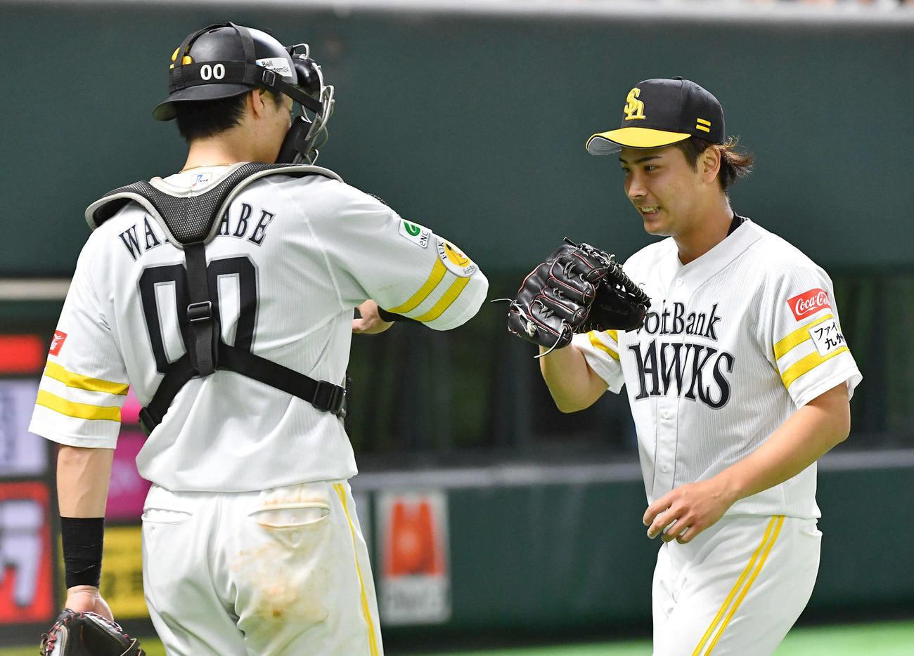 ソフトバンク対巨人　7回表を無失点で抑えた大野（右）は渡辺とタッチを交わしながらベンチへ戻る（撮影・岩下翔太）
