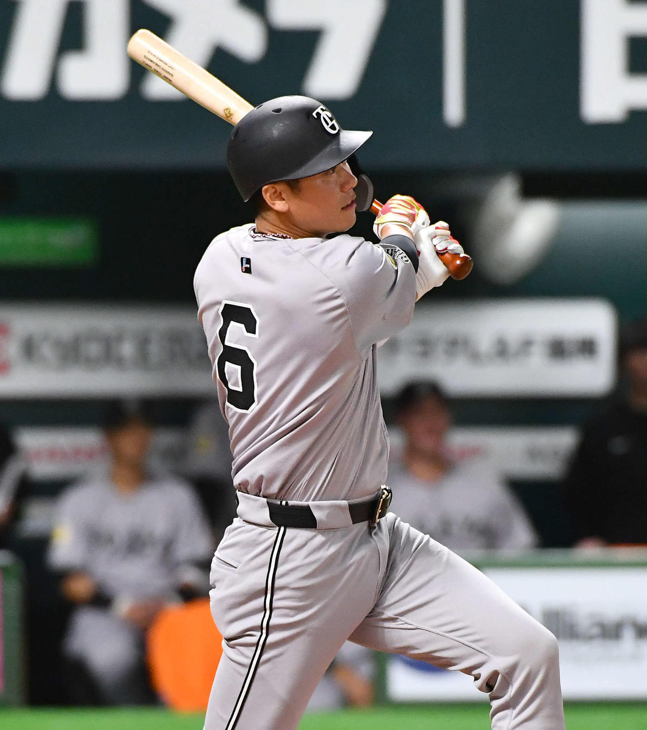 ソフトバンク対巨人　1回表巨人2死満塁、坂本は左中間へ走者一掃の適時二塁打を放つ（撮影・岩下翔太）