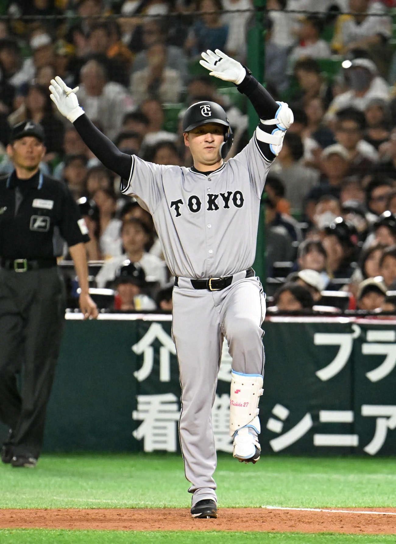 ソフトバンク対巨人　2回表巨人2死満塁、岸田は2点適時打を放つ（撮影・林敢治）
