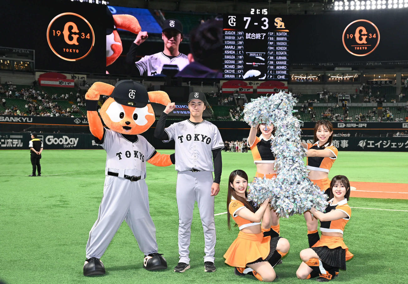 ソフトバンク対巨人　今季初勝利を飾った西舘（中央）（撮影・林敢治）