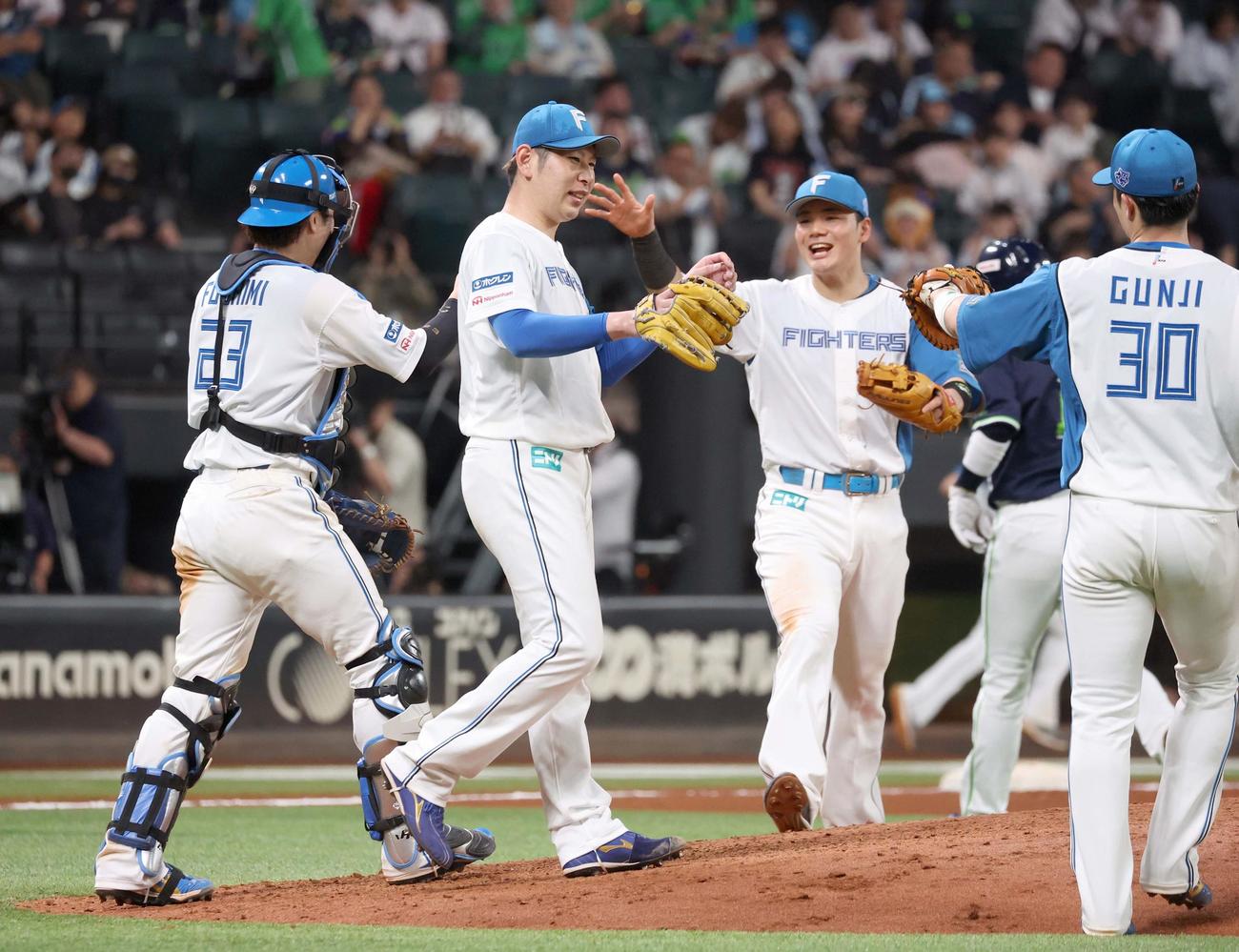 日本ハム対ヤクルト　完投勝利し笑顔の加藤貴（左から2人目）（撮影・黒川智章）