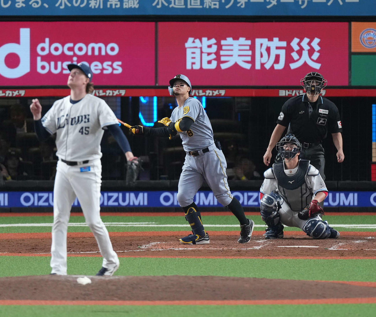 西武対阪神　9回表阪神無死、右越えにソロ本塁打を放つ佐藤輝。投手ウィンゲンター（撮影・たえ見朱実）