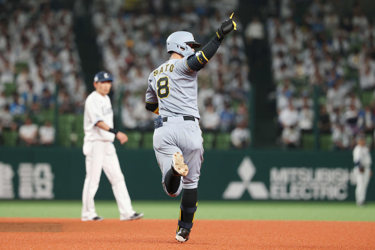 西武対阪神　9回表阪神無死、右越えソロ本塁打を放ちダイヤモンドを回る佐藤輝（撮影・宮地輝）