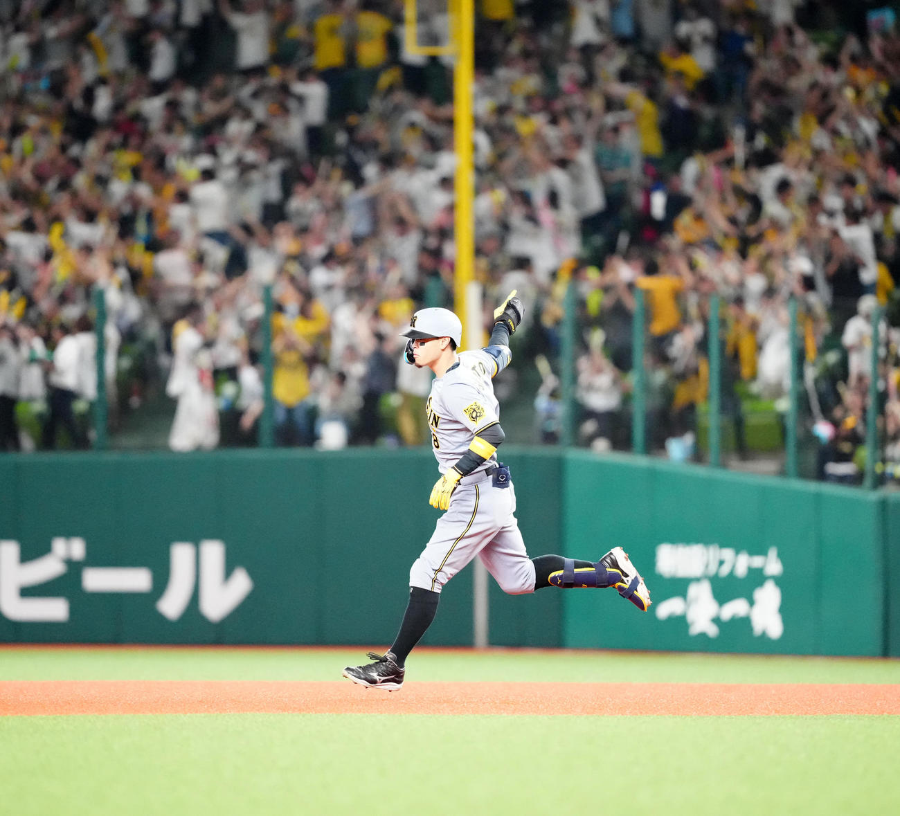 西武対阪神　9回表阪神無死、右越えソロ本塁打を放ちダイヤモンドを1周する佐藤輝（撮影・江口和貴）