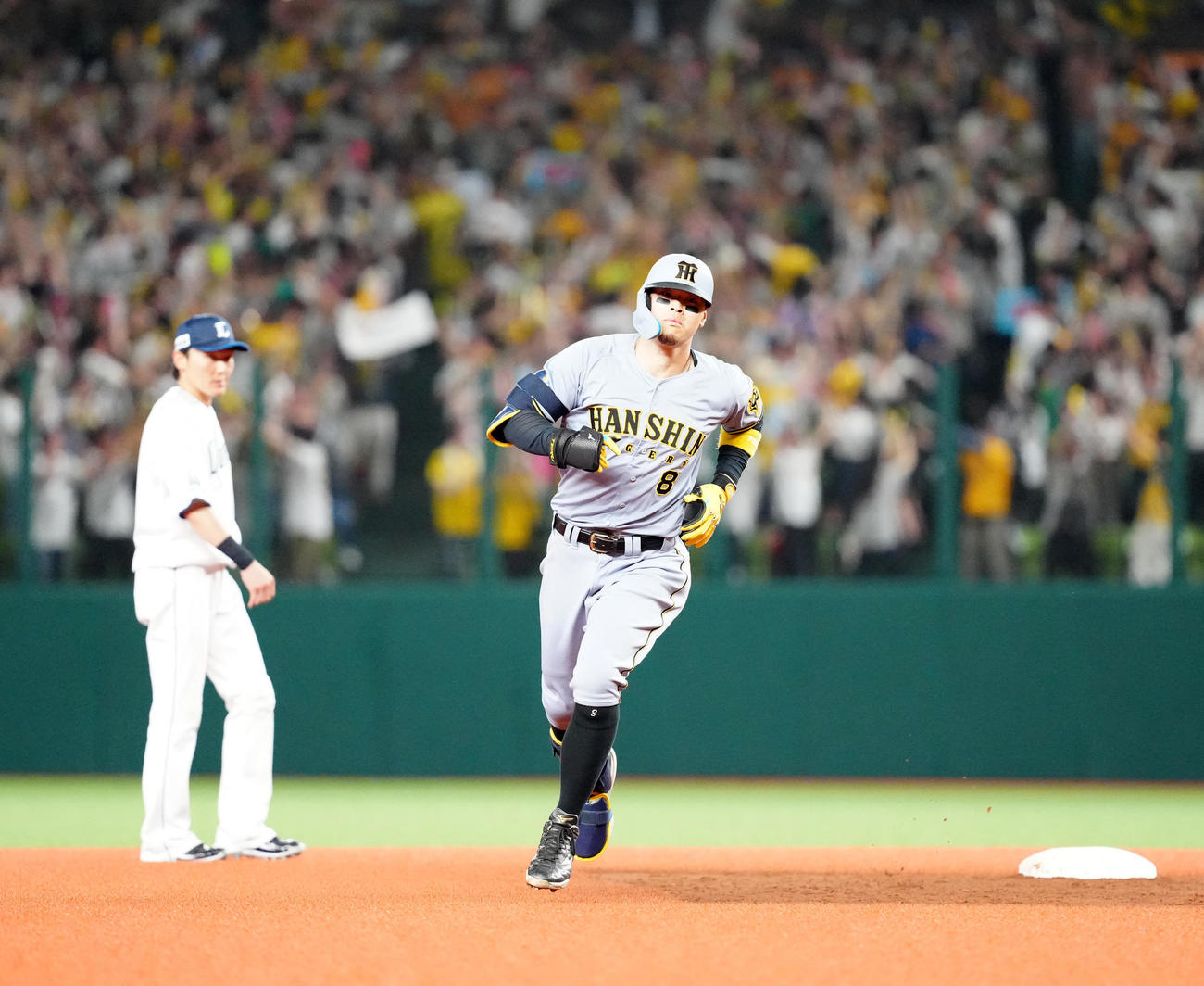 西武対阪神　9回表阪神無死、右越えソロ本塁打を放ちダイヤモンドを1周する佐藤輝（撮影・江口和貴）
