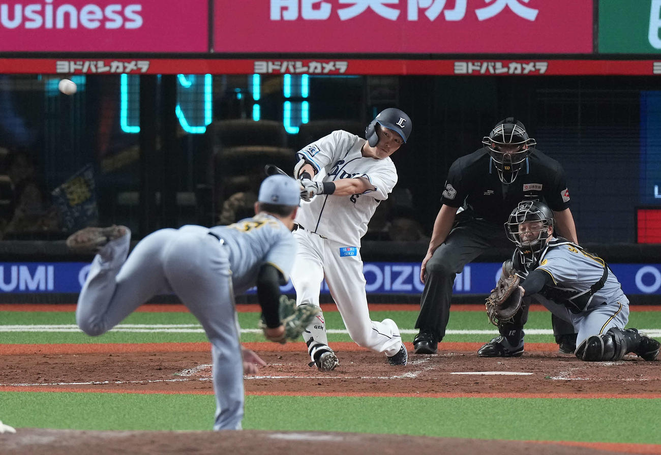 西武対阪神　9回裏西武1死満塁、同点の2点適時打を放つ源田（撮影・たえ見朱実）
