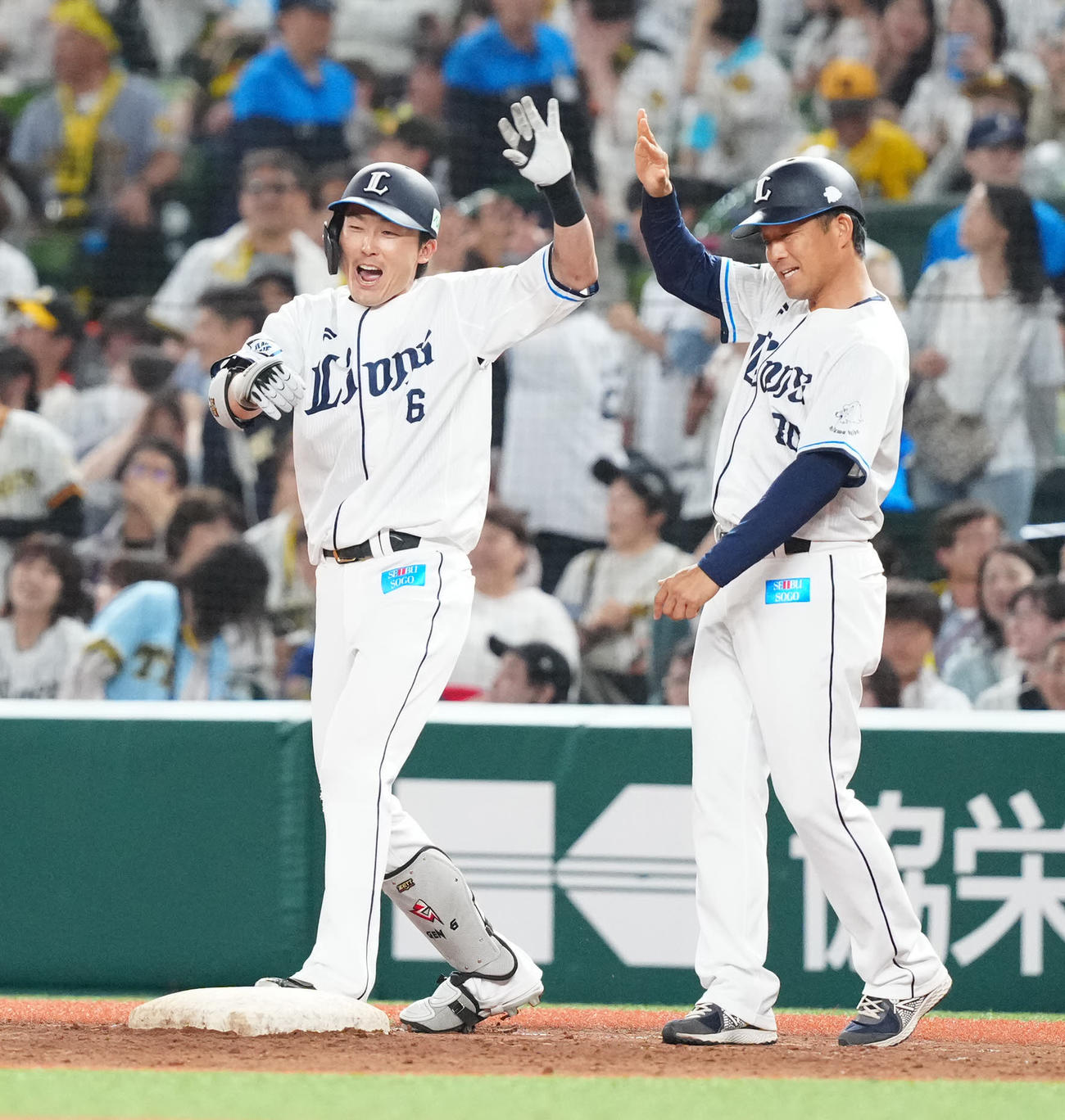 西武対阪神　9回裏西武1死満塁、2点適時打を放った源田（左）（撮影・江口和貴）