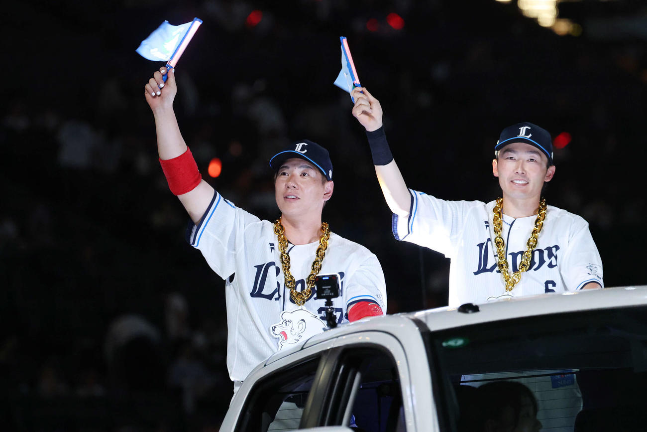 西武対阪神　サヨナラ勝ちし笑顔の西武炭谷（左）と源田（撮影・宮地輝）