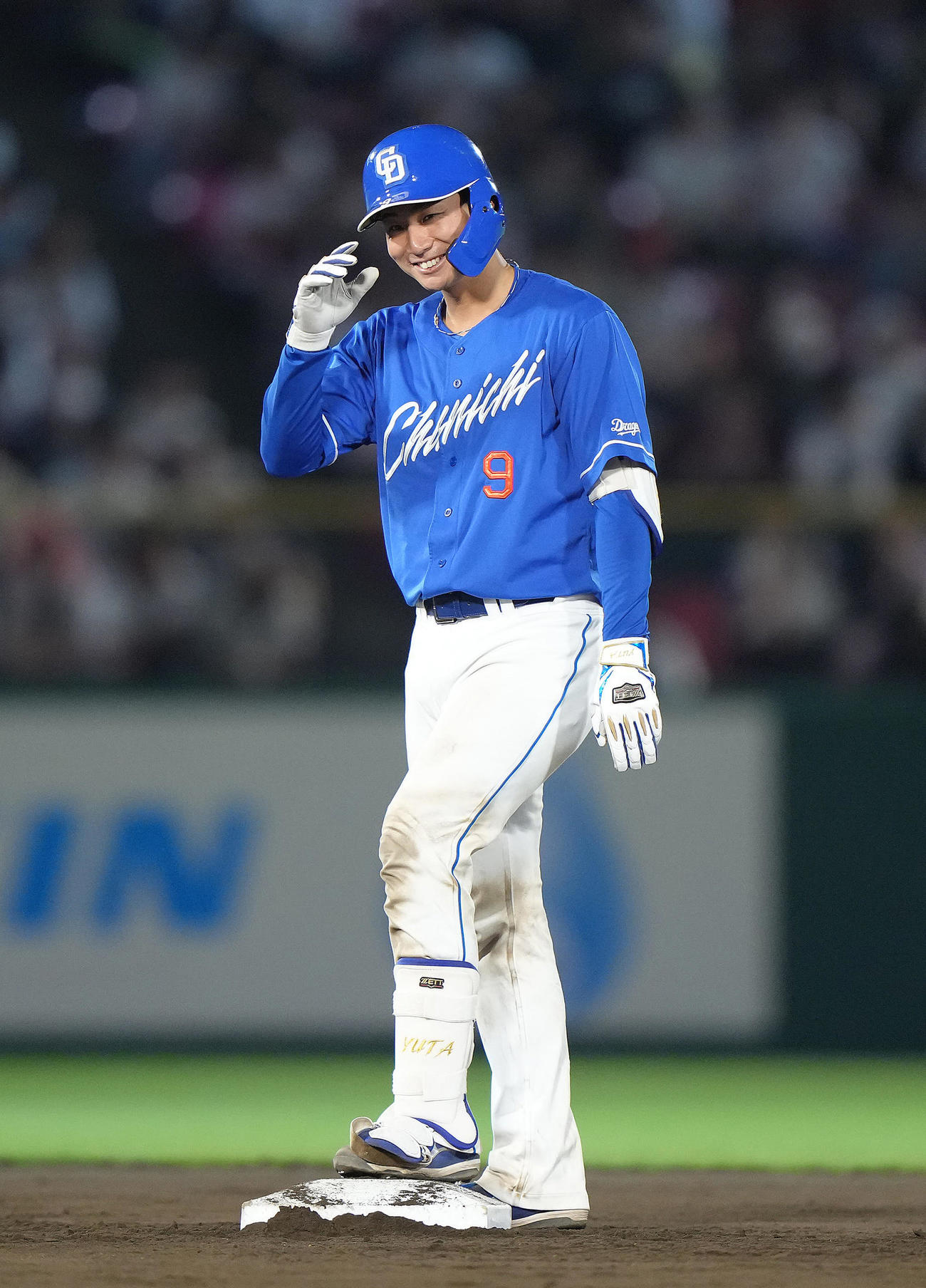 楽天対中日　9回表中日1死、石伊はこの日5安打となる中越え二塁打を放ち笑顔を見せる（撮影・足立雅史）