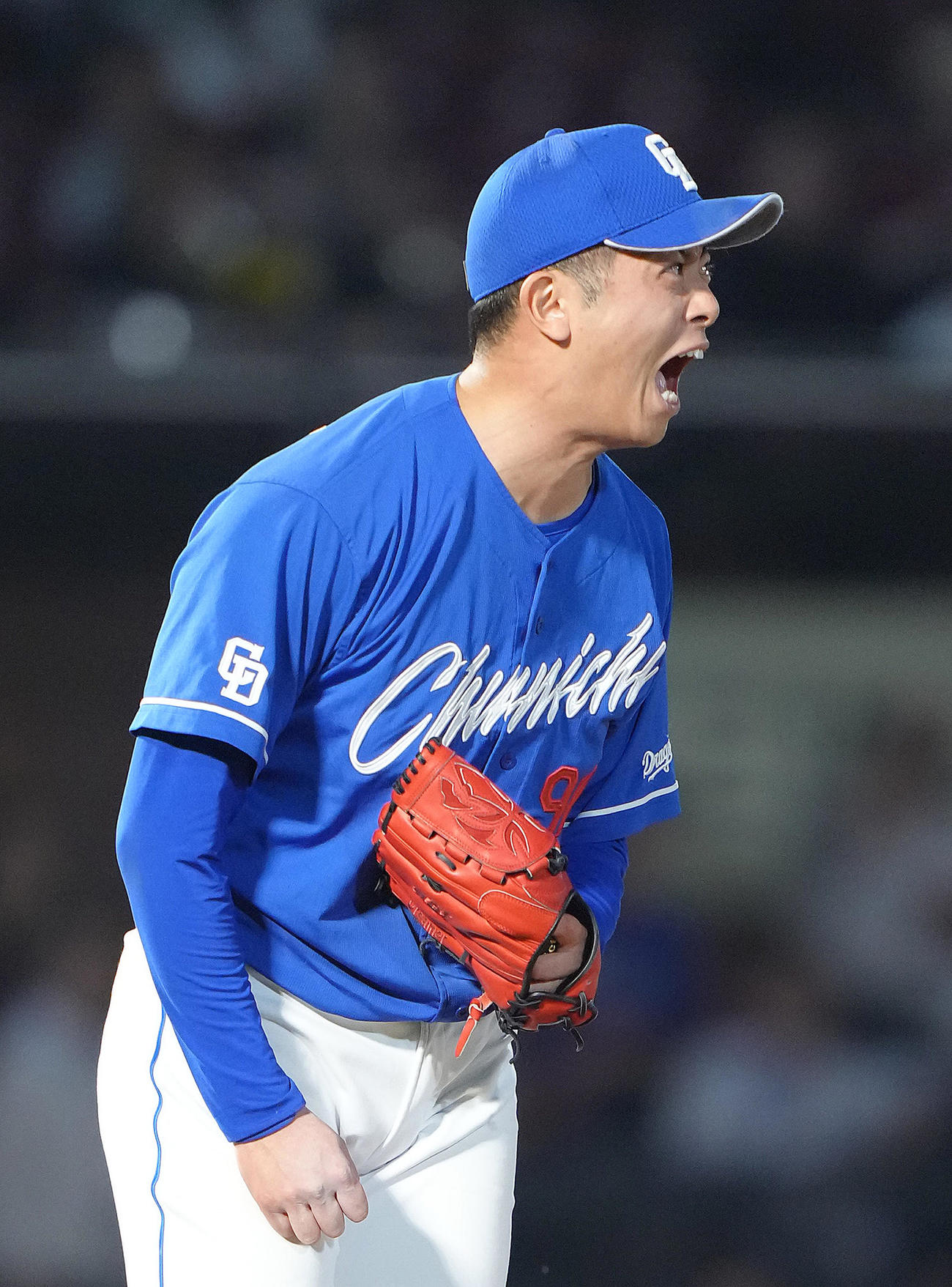 楽天対中日　9回から登板し、3者凡退で試合を締めほえる中日松山（撮影・足立雅史）