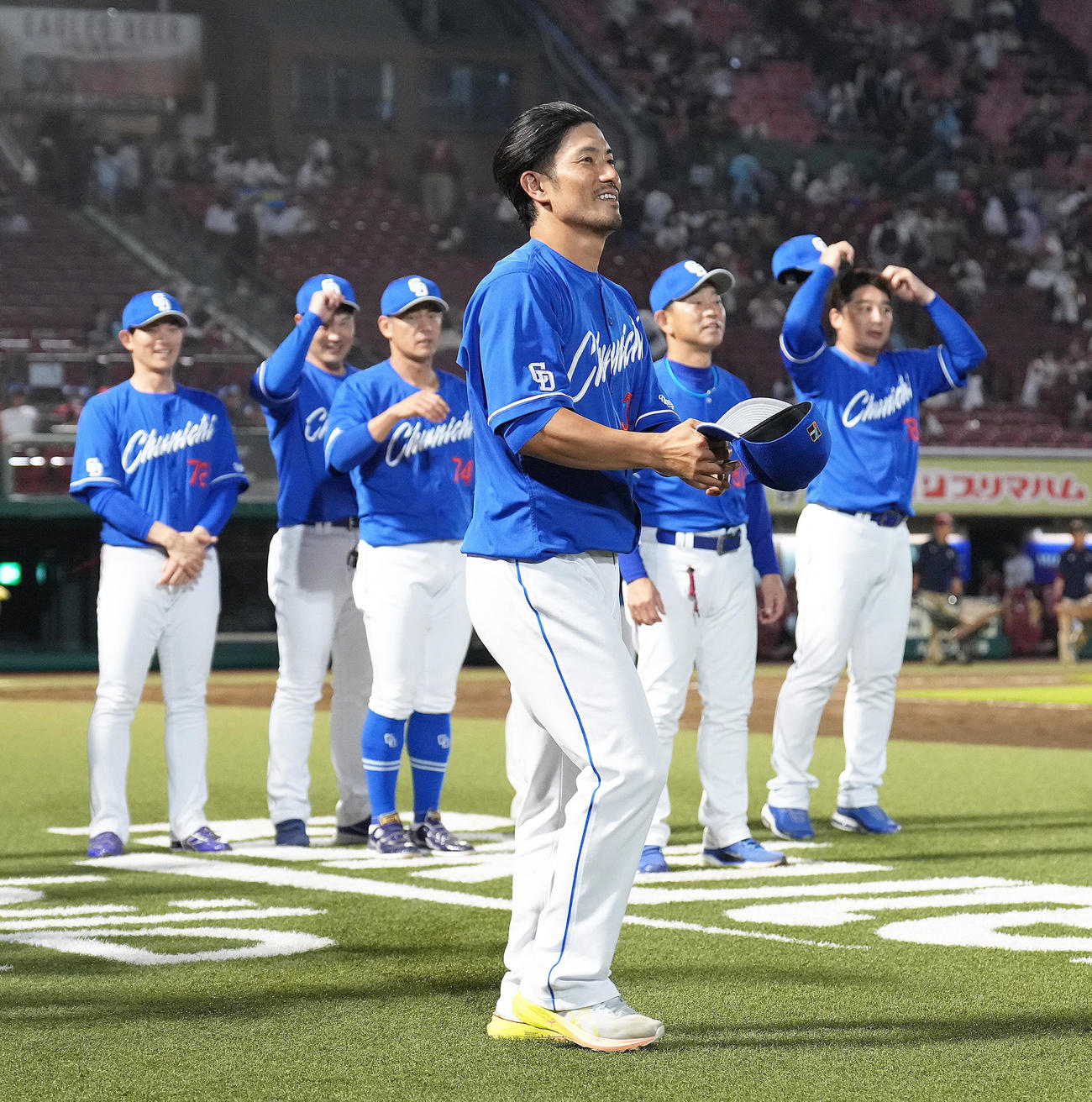 楽天対中日　試合を終え、スタンドにあいさつする中日祖父江（中央）（撮影・足立雅史）