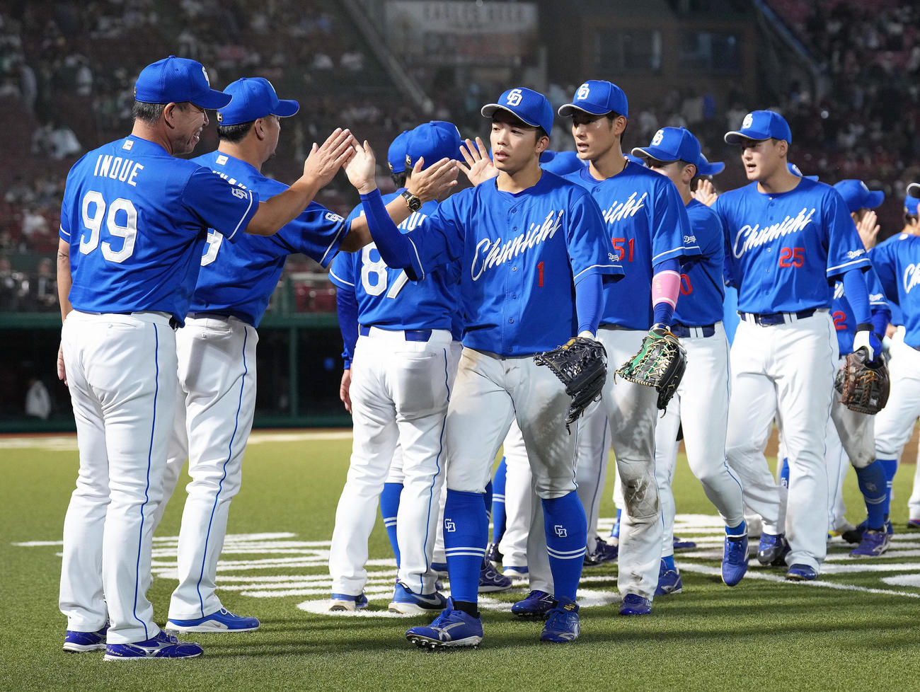 楽天対中日　5連勝を飾り岡林（中央）らをタッチで迎える井上監督（左端）（撮影・足立雅史）