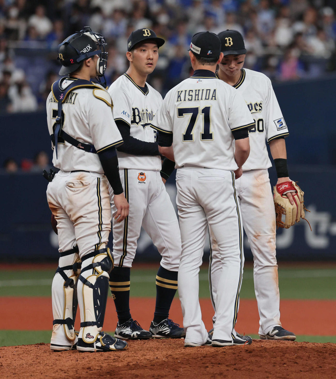 オリックス対DeNA 8回表DeNA2死二塁、田嶋（左から2人目）は岸田監督に交代を告げられる（撮影・宮崎幸一）