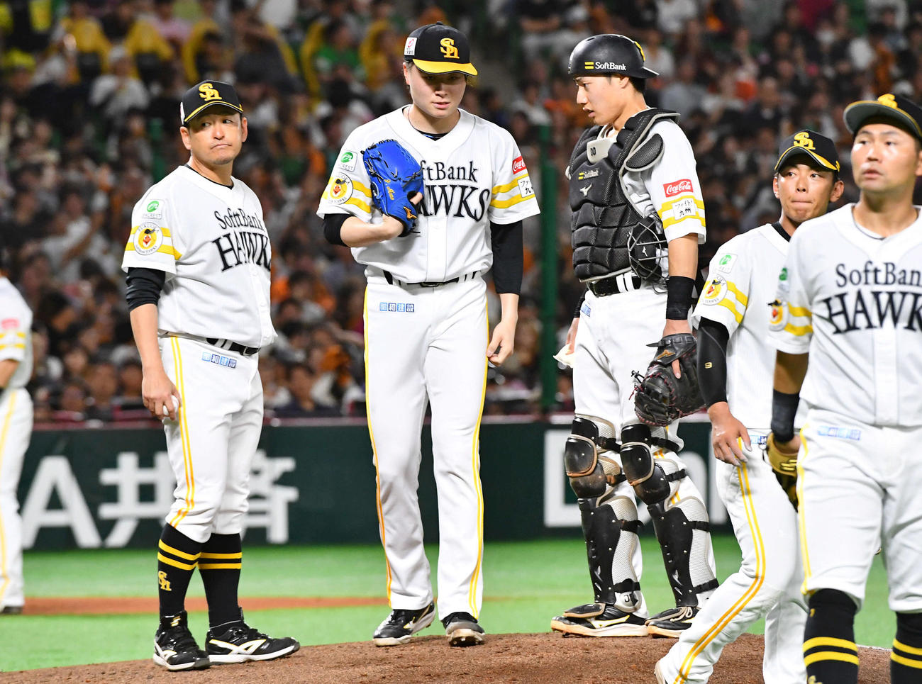 ソフトバンク対巨人　2回途中6失点で降板となった前田純（中央）は肩を落としてベンチへ戻る（撮影・岩下翔太）
