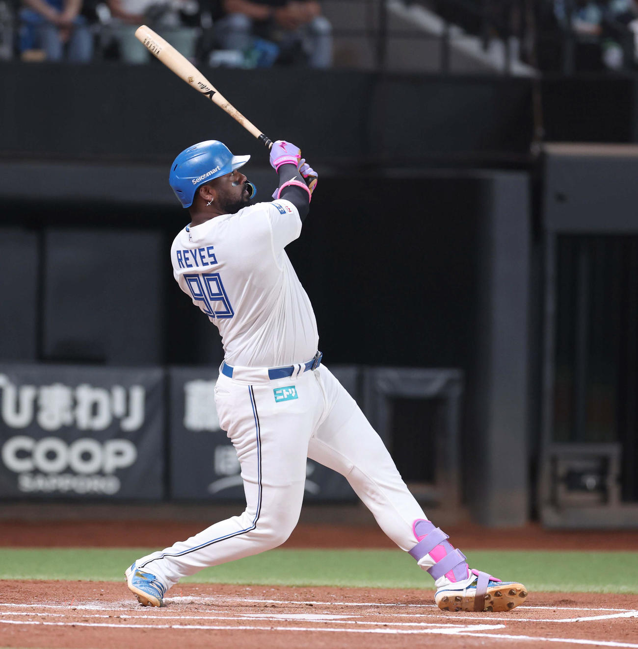 日本ハム対ヤクルト　1回裏日本ハム2死一塁、左中間に2点本塁打を放つレイエス（撮影・黒川智章）
