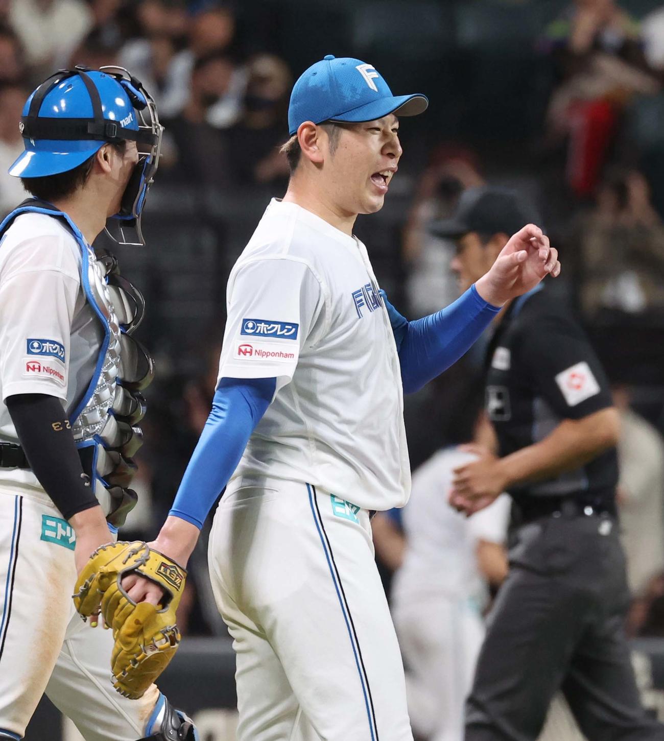日本ハム対ヤクルト　完投勝利しホッとした表情を見せる加藤貴（撮影・黒川智章）