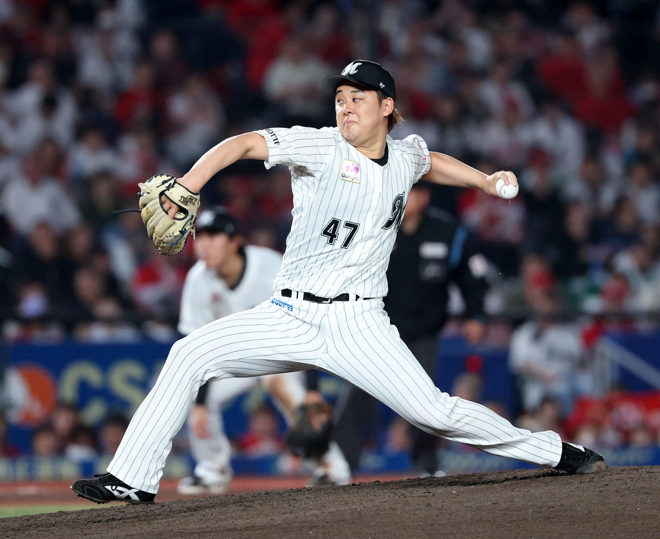 ロッテ対広島　力投するロッテ4番手の鈴木（撮影・鈴木正人）