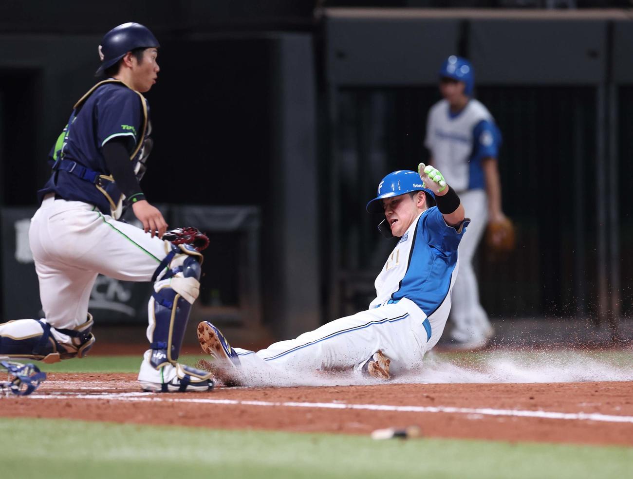 日本ハム対ヤクルト　3回裏日本ハム無死二塁、レイエスの左前適時打で生還する清宮幸（撮影・黒川智章）