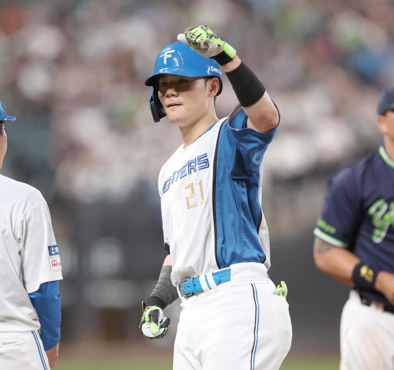 日本ハム対ヤクルト　4回裏日本ハム2死一、三塁、右前適時打を放ちガッツポーズの清宮幸（撮影・黒川智章）