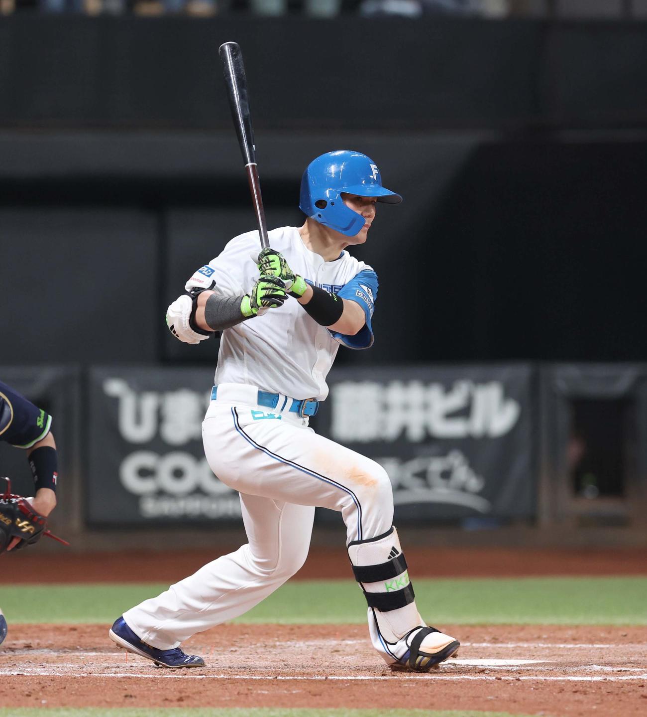 日本ハム対ヤクルト　4回裏日本ハム2死一、三塁、右前適時打を放つ清宮幸（撮影・黒川智章）