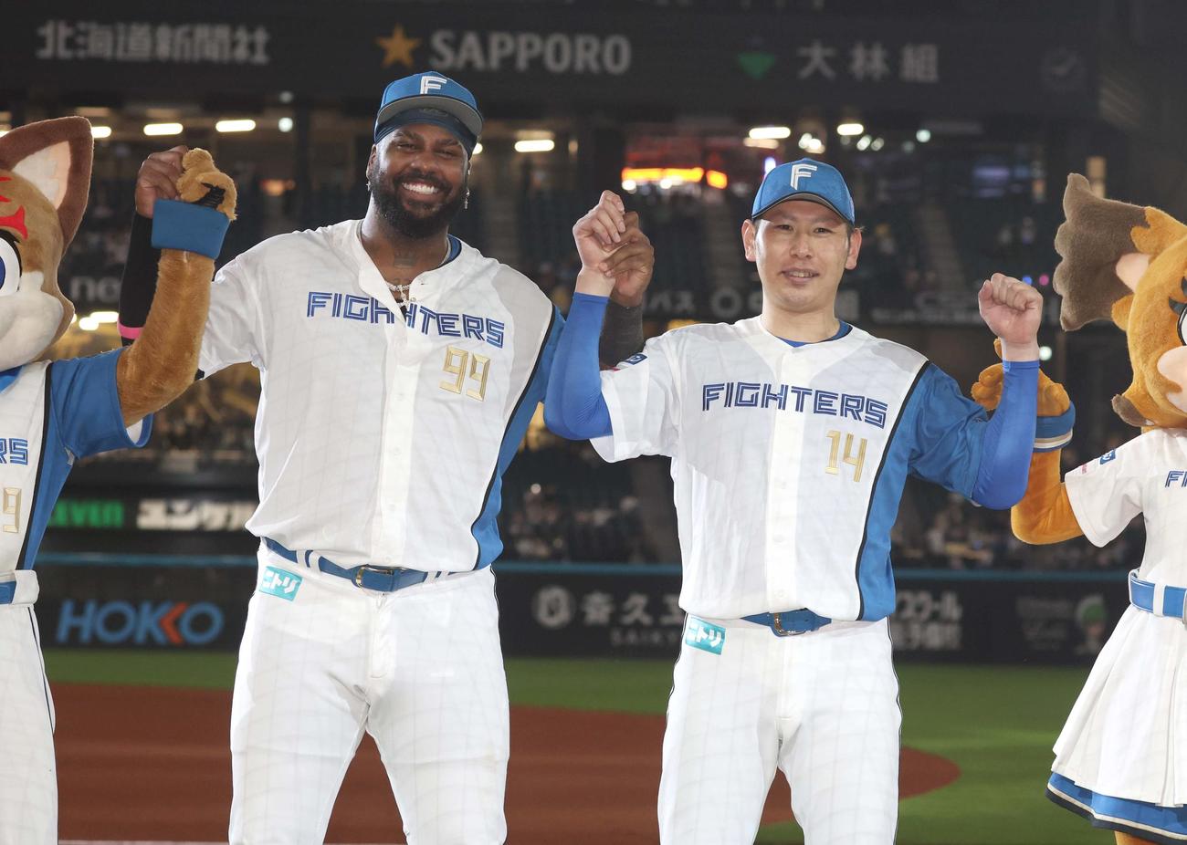 日本ハム対ヤクルト　試合後、笑顔のレイエス（左）と加藤貴（撮影・黒川智章）