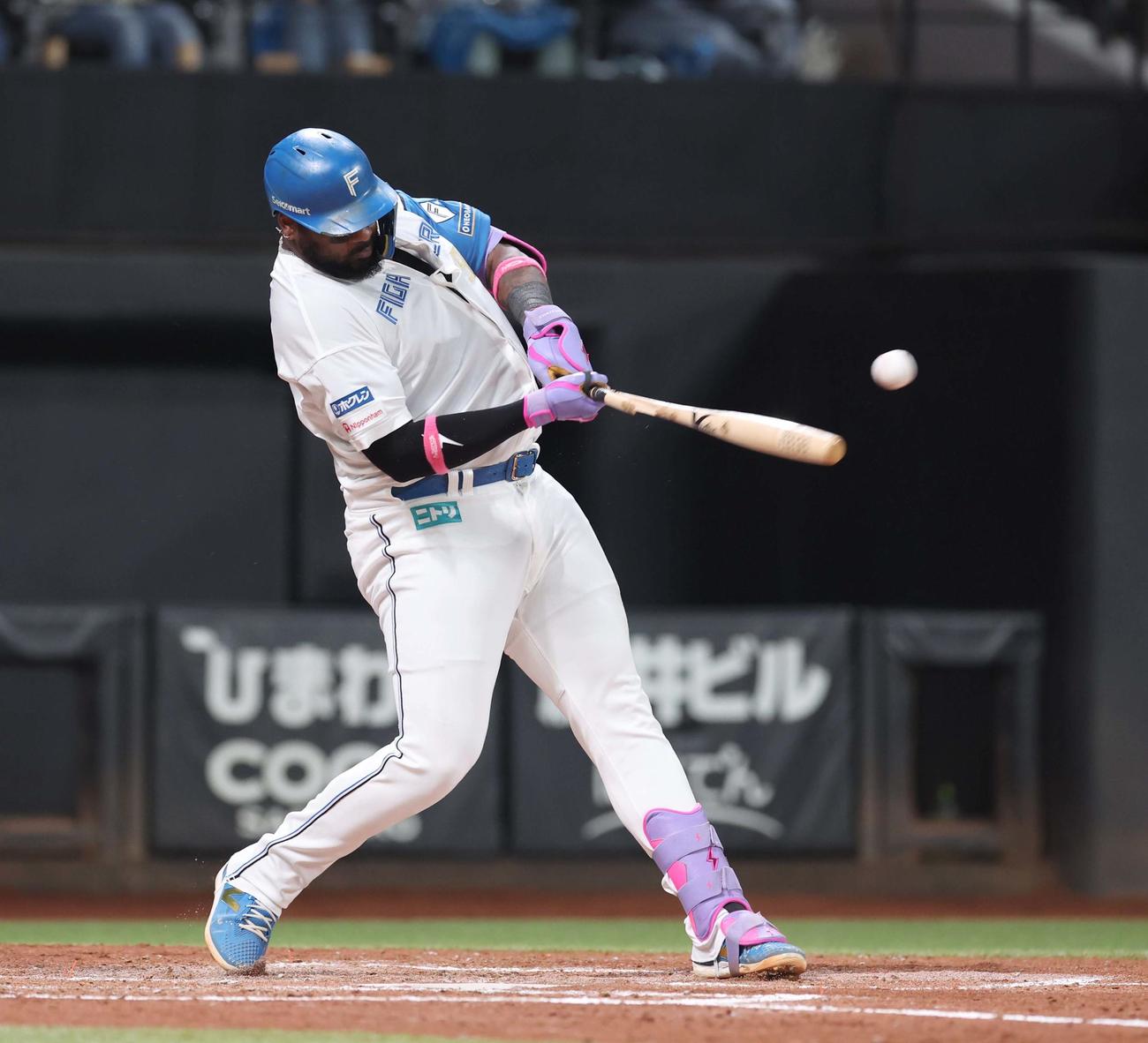日本ハム対ヤクルト　3回裏日本ハム無死二塁、バットを折りながら左前適時打を放つレイエス（撮影・黒川智章）