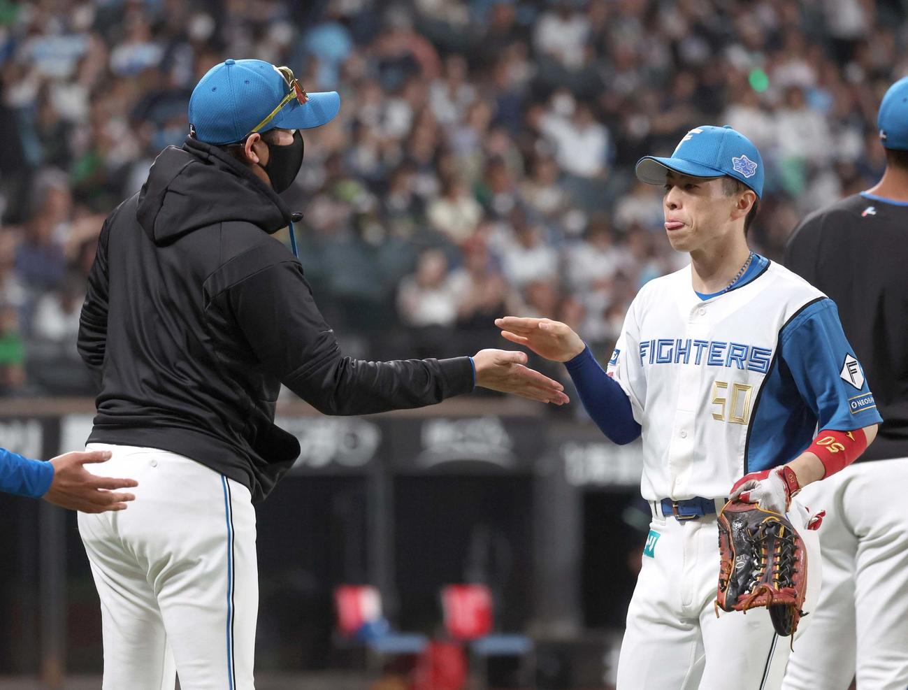 日本ハム対ヤクルト　試合後、選手を出迎える新庄剛志監督（撮影・黒川智章）