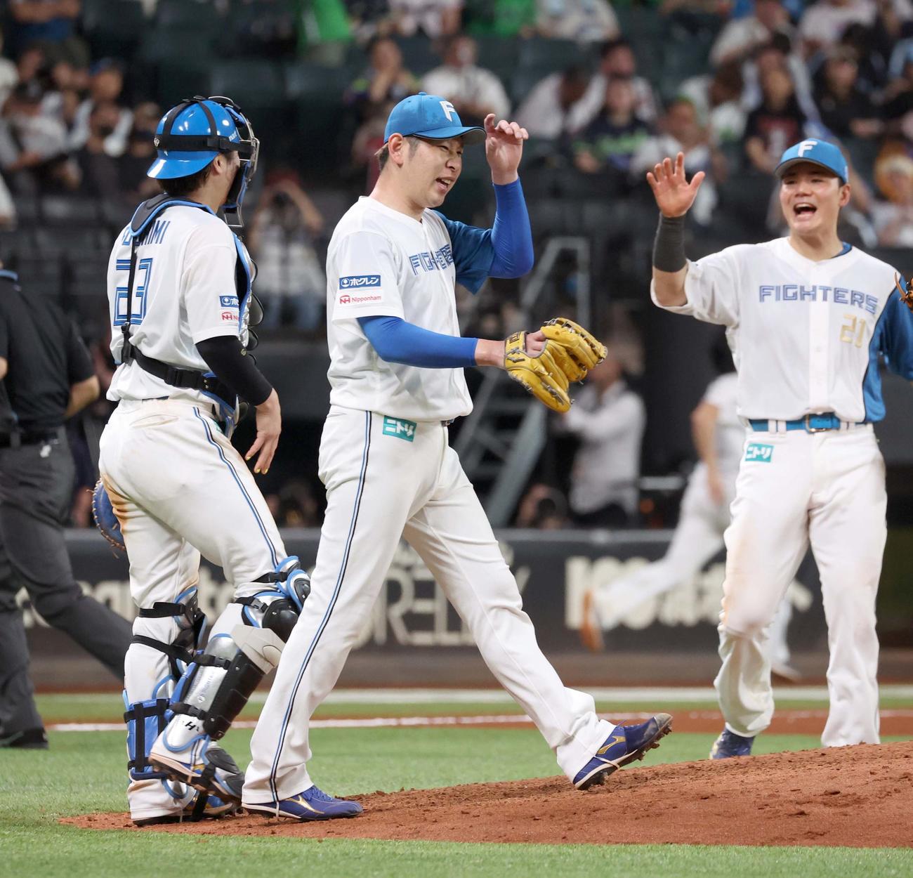 日本ハム対ヤクルト　完投勝利し笑顔の加藤貴（撮影・黒川智章）