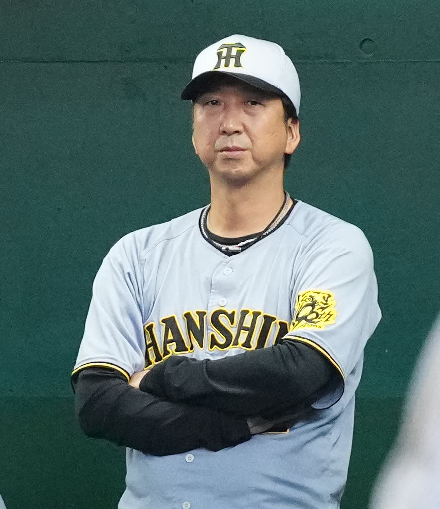 西武対阪神　7回表、ベンチから戦況を見つめる阪神藤川監督（撮影・江口和貴）
