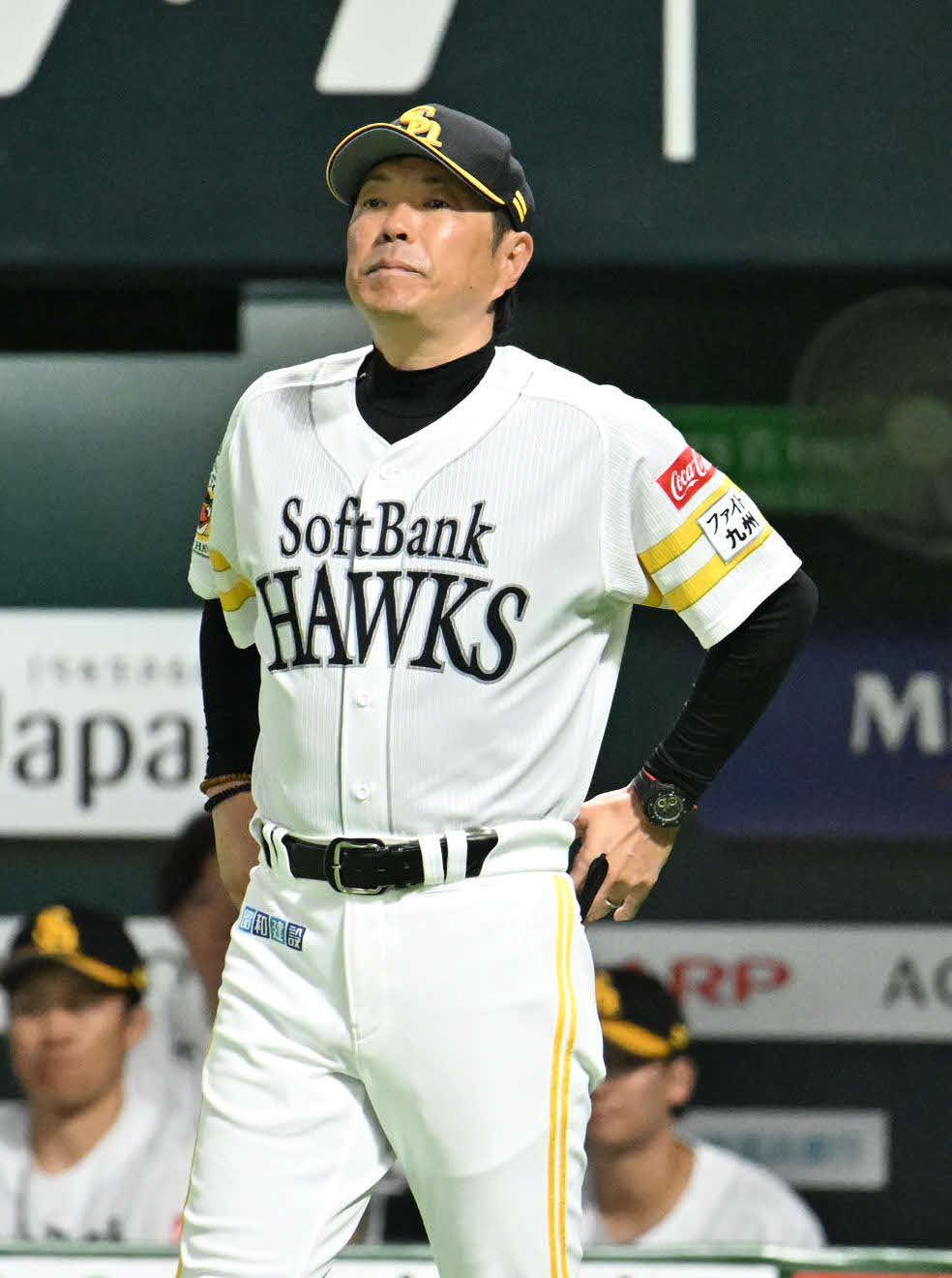 ソフトバンク対巨人　2回表巨人2死一、三塁、選手交代を告げる小久保監督（撮影・林敢治）