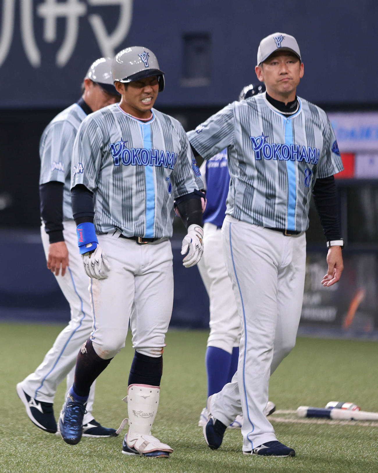 オリックス対DeNA 8回表DeNA2死二塁、桑原将志は右中間に適時三塁打を放ち、のちに本塁憤死となったが、三浦監督（右）からねぎらわれる（撮影・西尾就之）