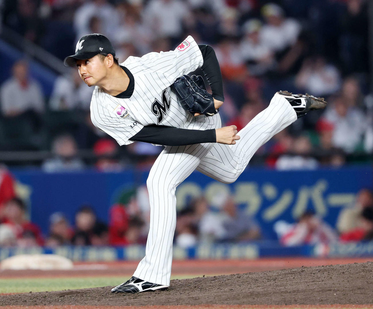 ロッテ対広島　力投するロッテ8番手の唐川（撮影・鈴木正人）
