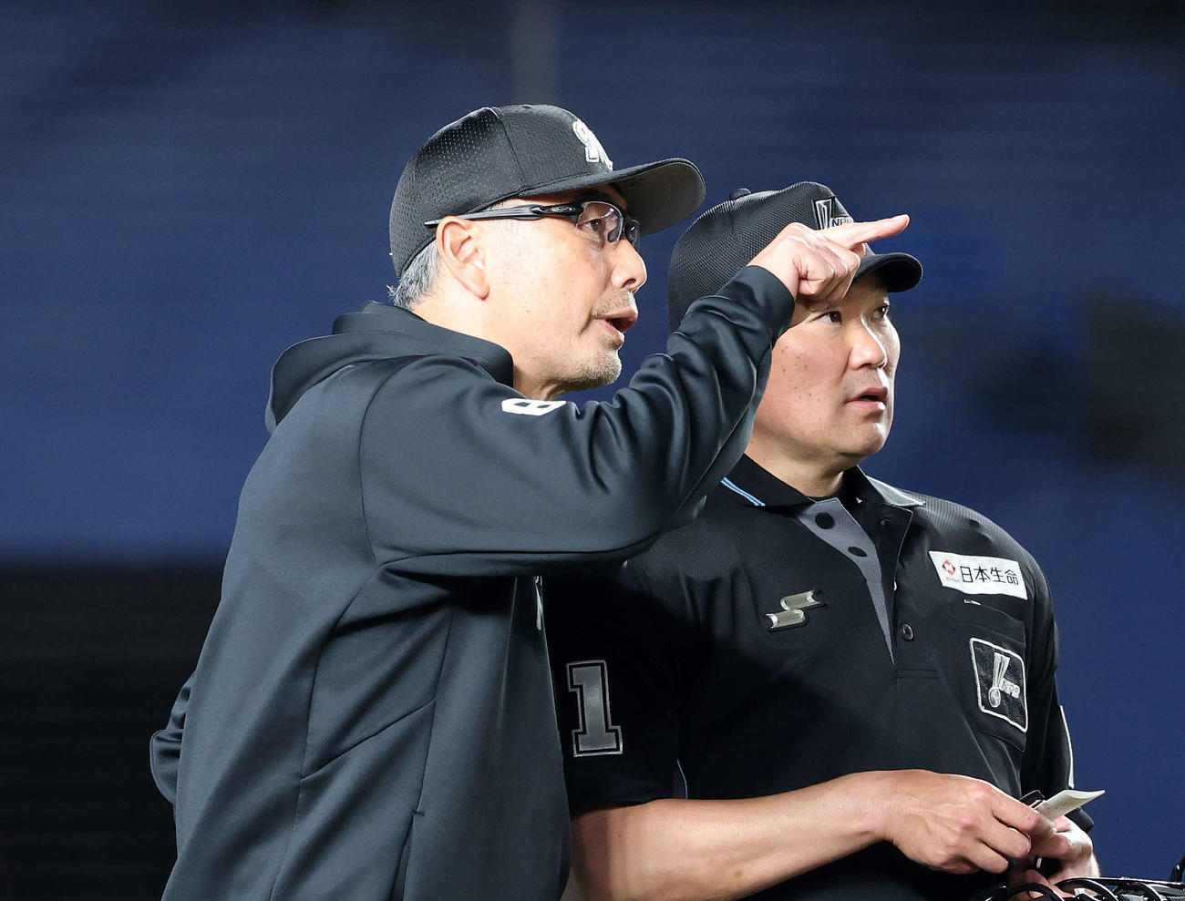 ロッテ対広島　8回表、投手交代を告げるロッテ吉井監督（撮影・鈴木正人）