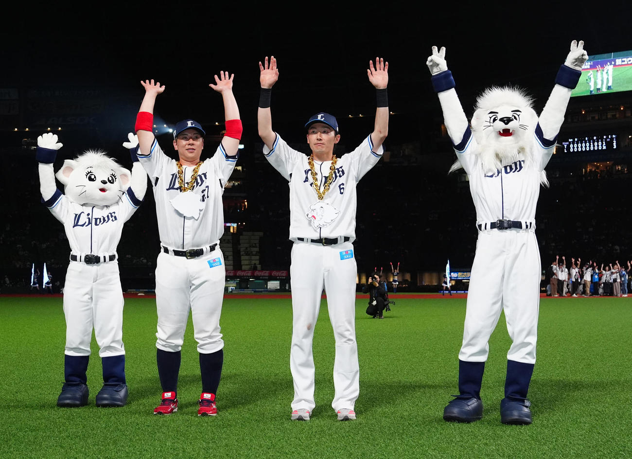 西武対阪神　試合後、ファンと勝利を喜ぶ西武炭谷（中央左）と源田（同右）（撮影・江口和貴）