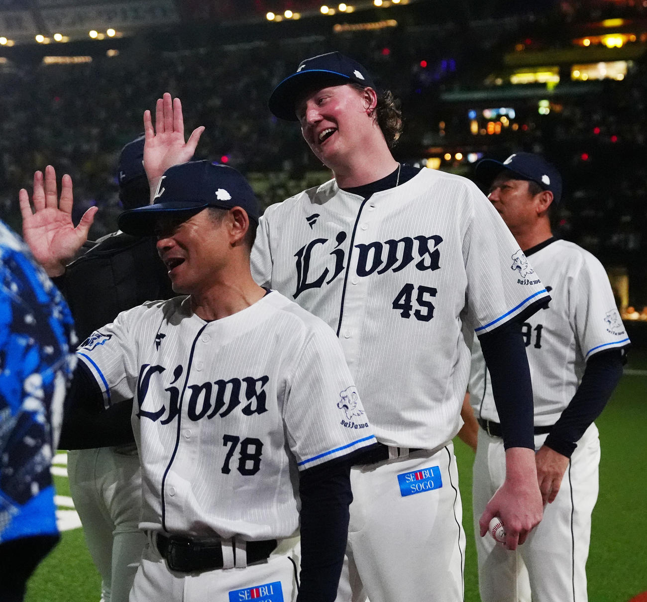 西武対阪神　試合後、タッチを交わす西武ウィンゲンター（中央）（撮影・江口和貴）