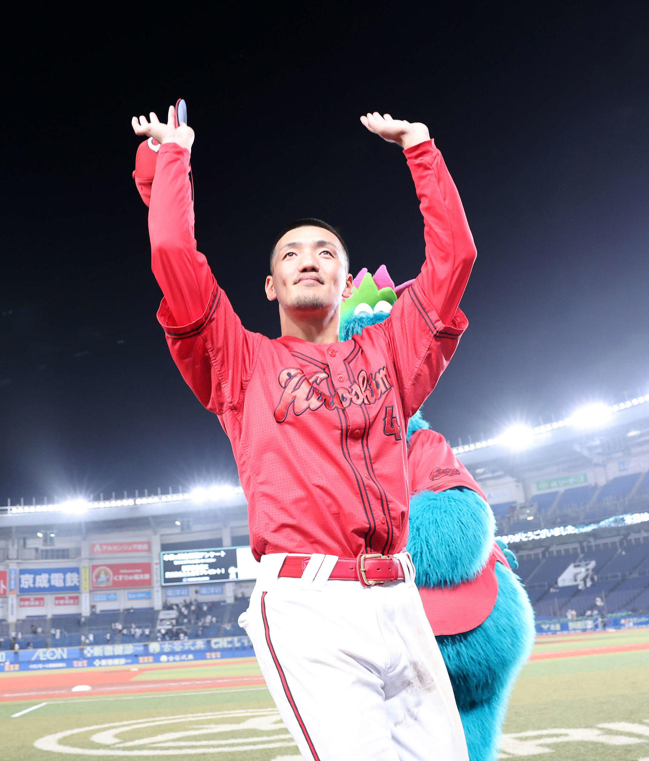ロッテ対広島　勝利しファンに手を振る広島矢野（撮影・鈴木正人）