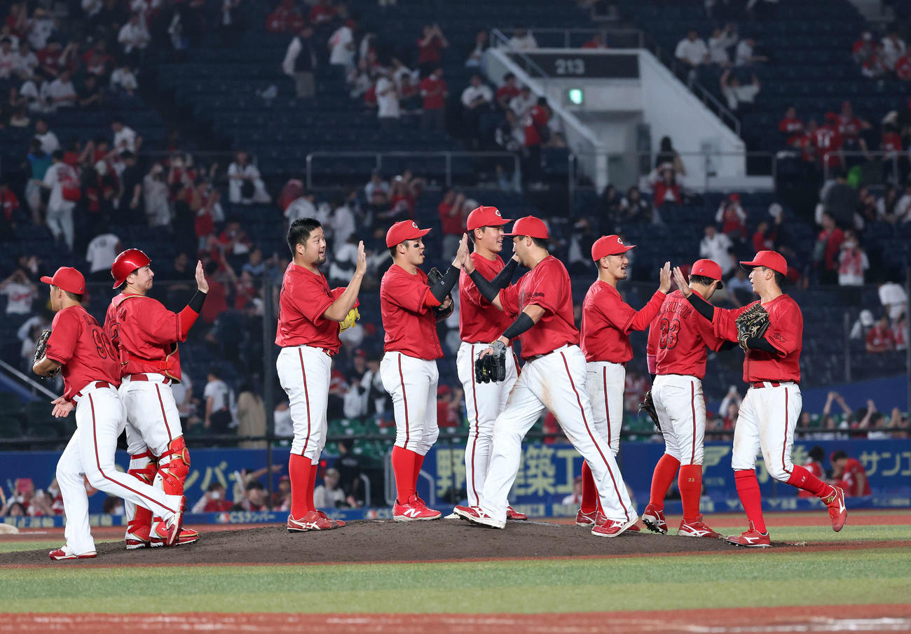 ロッテ対広島　勝利しマウンドに集まる広島の選手たち（撮影・鈴木正人）