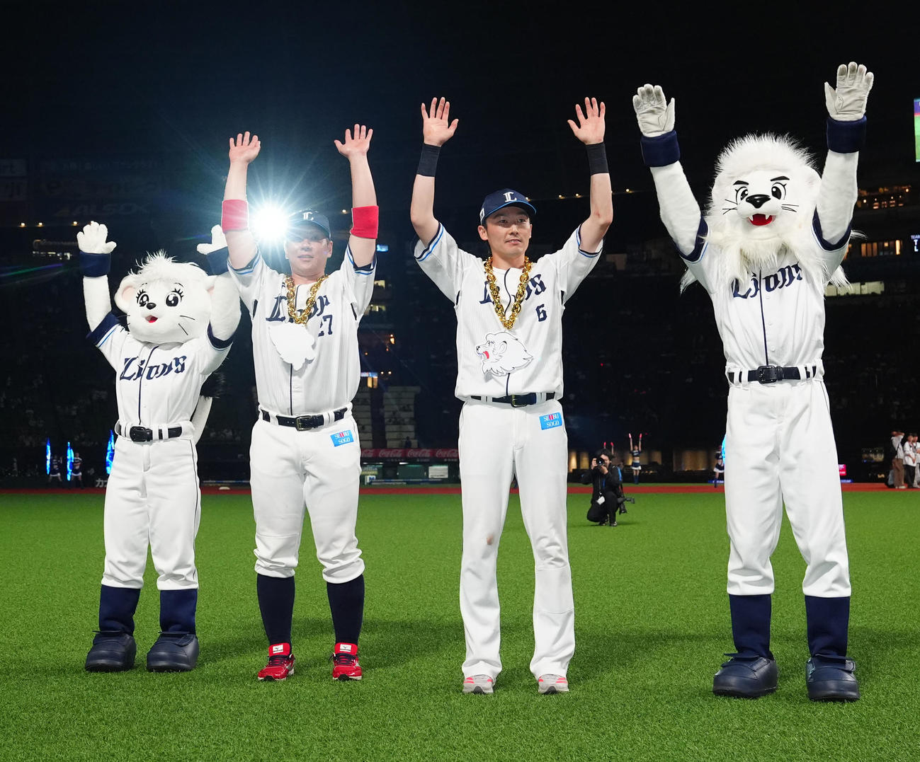 西武対阪神　試合後、ファンと勝利を喜ぶ西武炭谷（中央左）と源田（同右）（撮影・江口和貴）