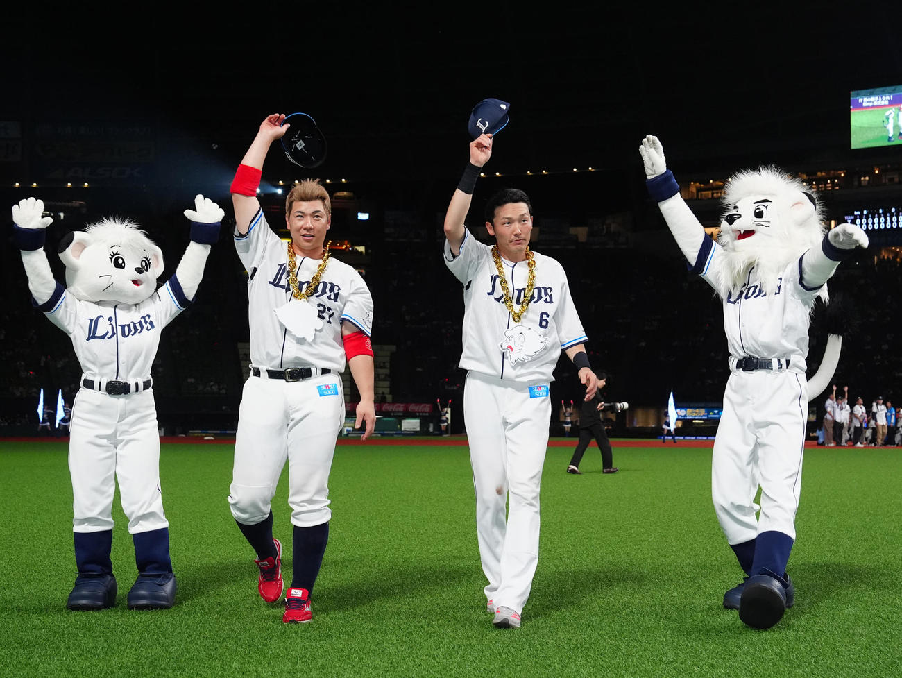西武対阪神　試合後、ファンにあいさつする西武炭谷（中央左）と源田（同右）（撮影・江口和貴）