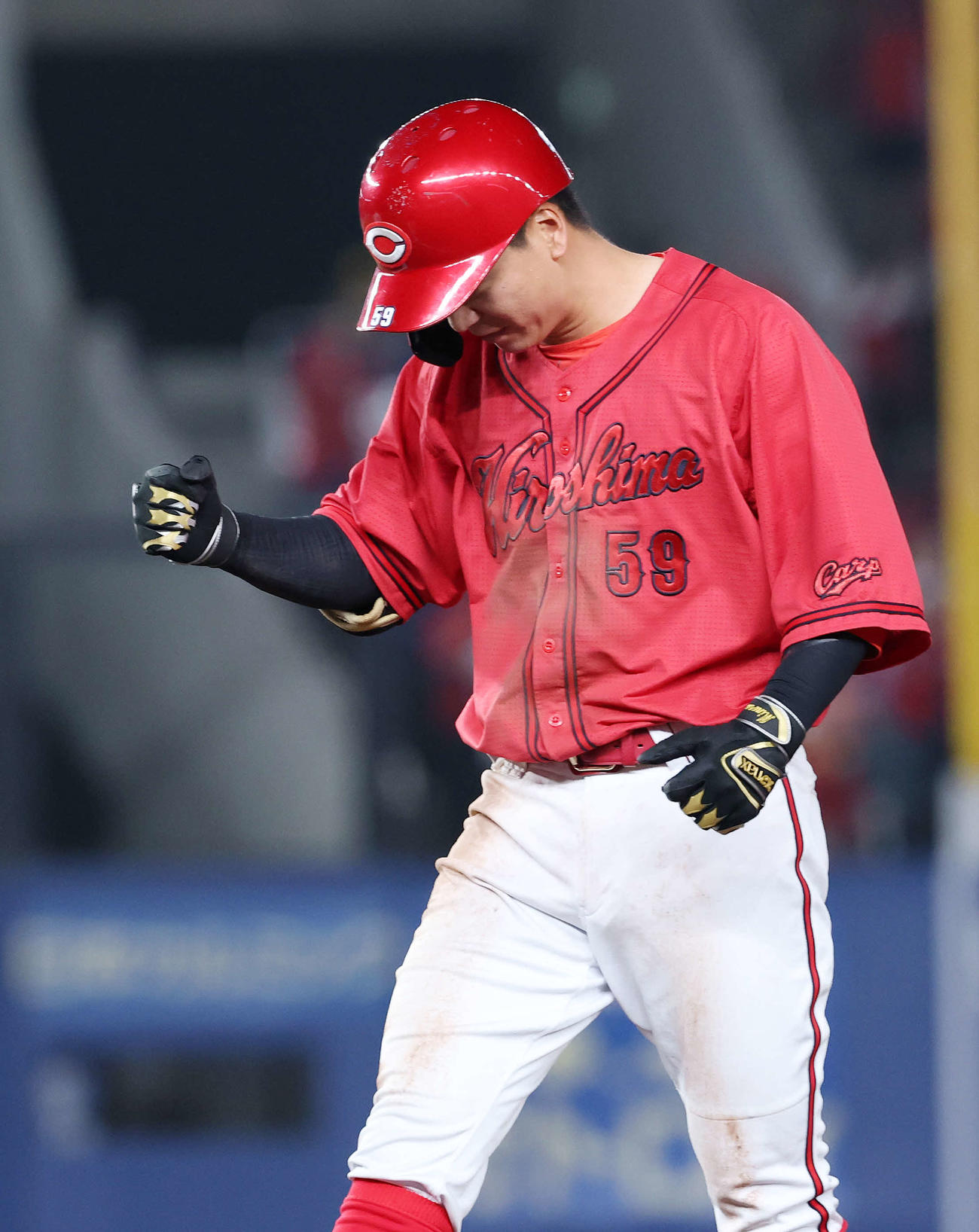 ロッテ対広島　12回表広島1死満塁、大盛は中前適時打を放ちガッツポーズ（撮影・鈴木正人）