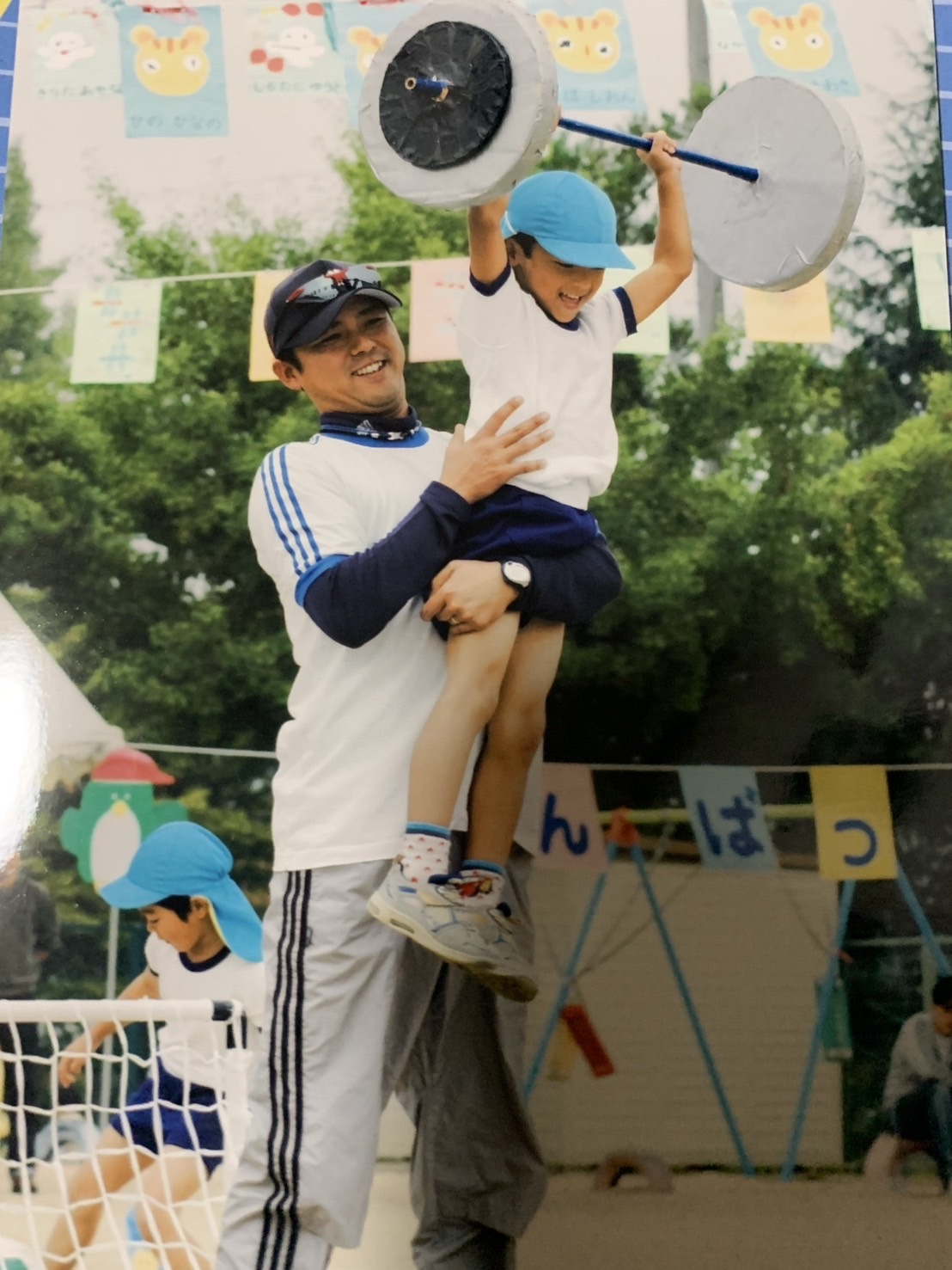 幼稚園の運動会で親子競争に臨む宗山と父伸吉さん（本人提供）