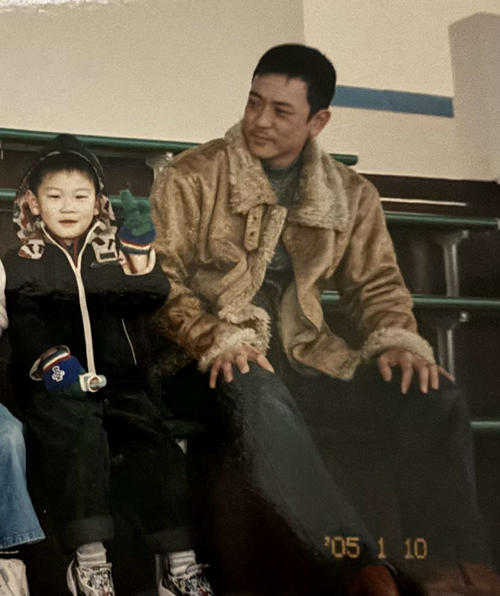 幼少期の及川と父大介さん（家族提供）