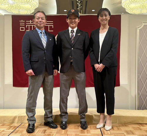 仮契約時に父秀明さんと母智美さんと記念写真に納まる巨人浦田（本人提供）