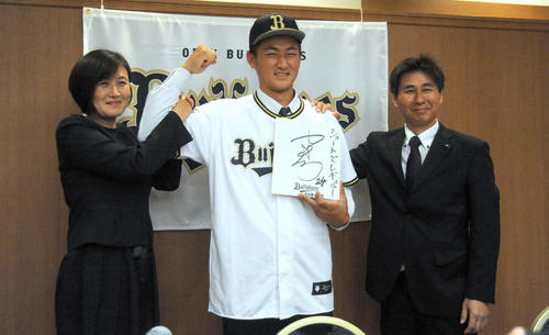オリックスと仮契約を結び、母千夏さんや父将弘さんと記念写真に収まる紅林（2019年11月12日撮影）